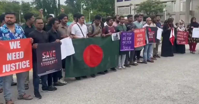 জুলাইয়ে ছাত্র জনতার ওপর হামলার প্রতিবাদে মালয়েশিয়াতে বিক্ষোভ